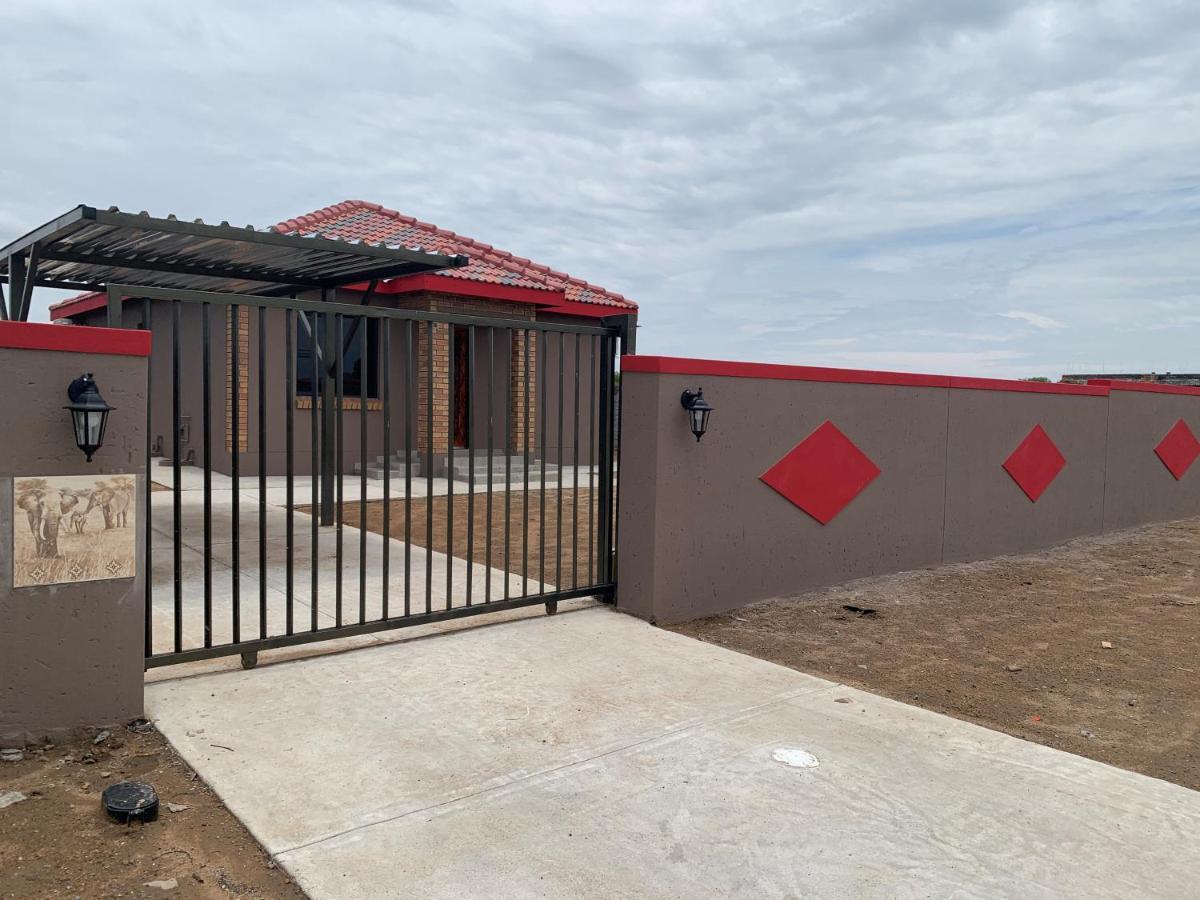 Elephant House, 2 Bedroom House, Next To Pilanesberg And Sun City Mogwase ภายนอก รูปภาพ